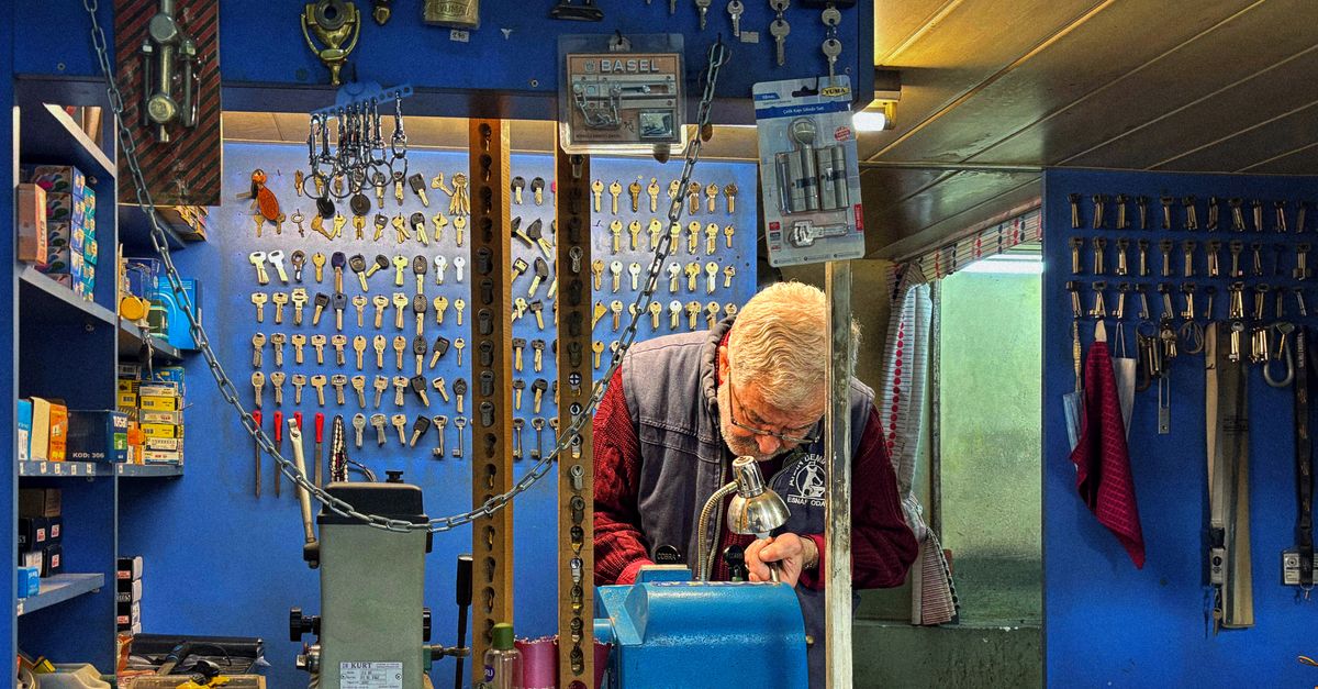 Lowe's Key Kiosk vs. a Local Locksmith: When Each Makes Sense — Locksmith Austell GA